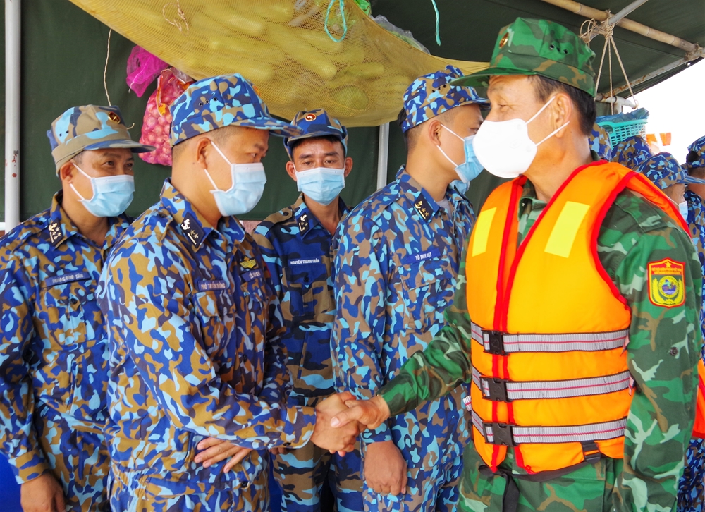 Đại tá Lương Hoàng Đông, Chỉ huy trưởng BĐBP Cà Mau giao nhiệm vụ và động viên thủy thủ tàu tuần tra.